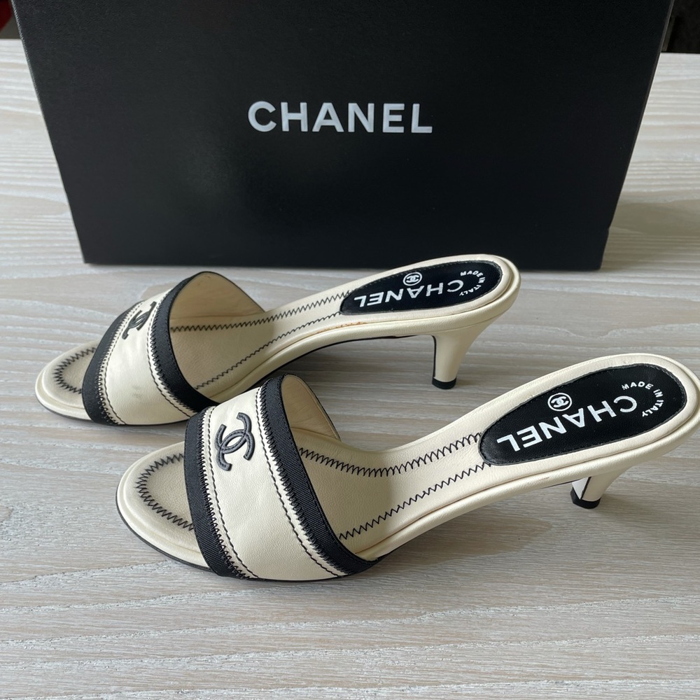 CHANEL White Leather Embroidered CC Slide Mules 39 - Picture 6 of 14